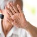 Și-ar fi omorât mama în bătaie, după care a încercat să ascundă crima. Un bărbat de 36 de ani, trimis în judecată