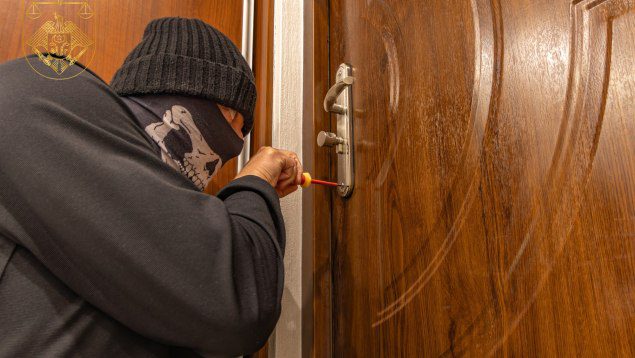 Au furat bijuterii, bani și alte bunuri din 11 apartamente, prejudiciul fiind estimat la 8 000 000 de lei. Trei bărbați, condamnați la închisoare