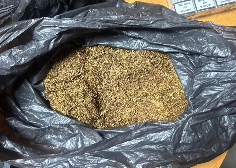 Peste două kilograme de tutun, depistate asupra unui bărbat la frontiera din Otaci. Marfa era ascunsă pe corp