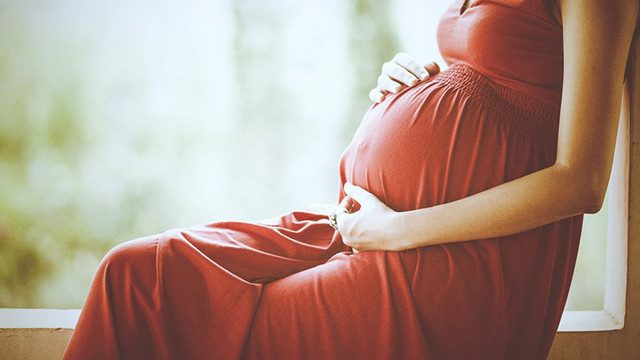 Decis! Indemnizația de maternitate pentru femeile necăsătorite și neasigurate va putea fi calculată în baza venitului asigurat al tatălui copilului