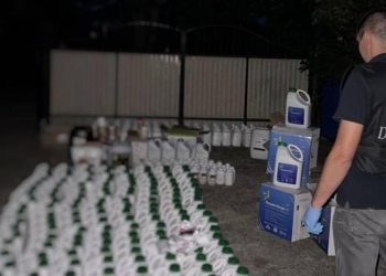 VIDEO // Aproape 1.000 de litri de pesticide aduși ilegal în țară, ridicați în urma unei percheziții la Briceni