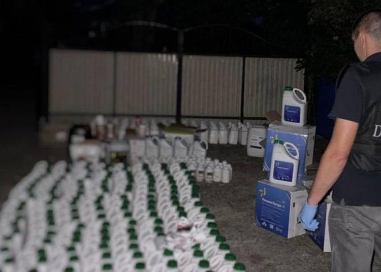 VIDEO // Aproape 1.000 de litri de pesticide aduși ilegal în țară, ridicați în urma unei percheziții la Briceni