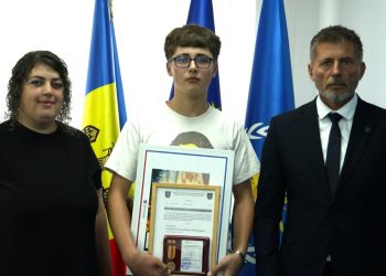 Adolescentul de 15 ani care a contribuit la salvarea unui bărbat dintr-un incendiu la Bălți, decorat de IGSU