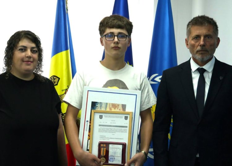 Adolescentul de 15 ani care a contribuit la salvarea unui bărbat dintr-un incendiu la Bălți, decorat de IGSU
