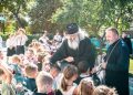 FOTO // Peste 600 de copii din Peresecina, vizitați de Mitropolitul Basarabiei. Ce daruri au primit