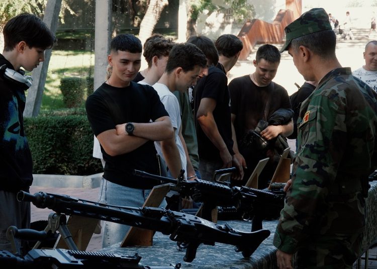 VIDEO // Militarii s-au întâlnit cu bălțenii: blindate, arme și demonstrații, de Ziua Armatei Naționale
