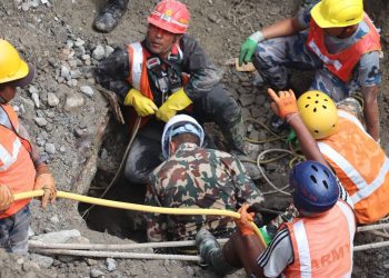 Doi muncitori au fost scoşi în viaţă dintr-un tunel la nouă zile după viitura devastatoare din Nepal