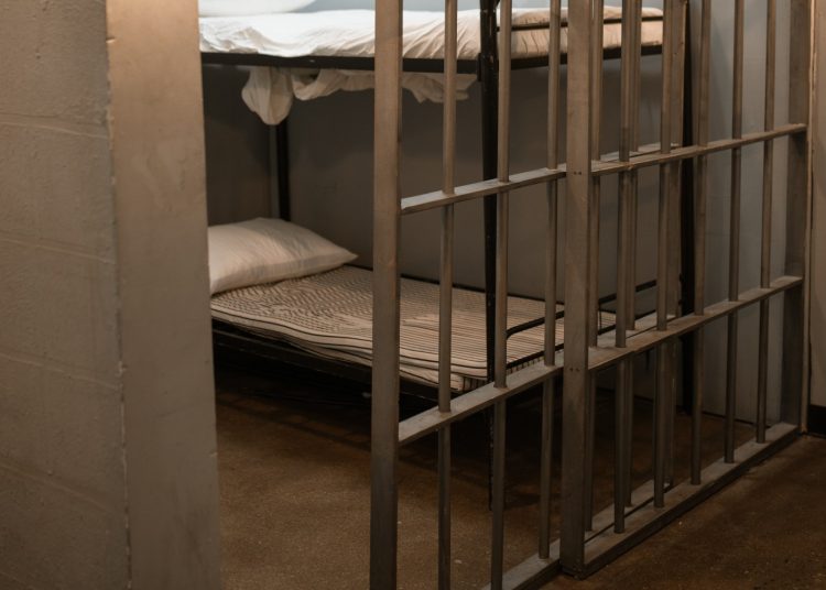Șantaj coordonat din penitenciar. Un grup afiliat organizației criminale „Kitaeț” ar fi cerut 12.500 de euro unei victime