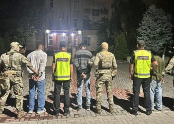 VIDEO // Trei cetățeni ai Indiei, opriți înainte de a traversa ilegal Prutul. Un moldovean, reținut