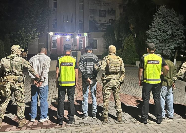 VIDEO // Trei cetățeni ai Indiei, opriți înainte de a traversa ilegal Prutul. Un moldovean, reținut